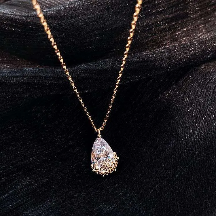 💧 Crystal Water Drop Pendant Necklace: Graceful Elegance Defined 💧