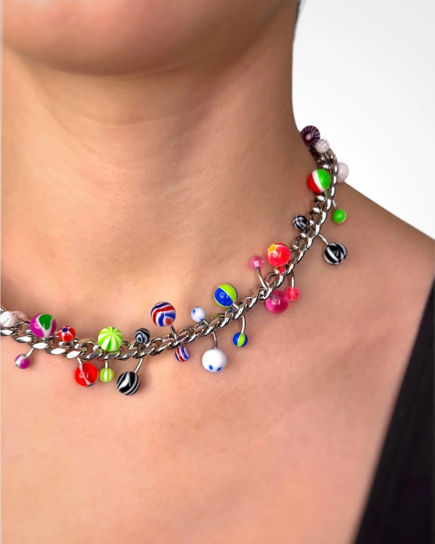 BARBELL RESIN CHAIN NECKLACE