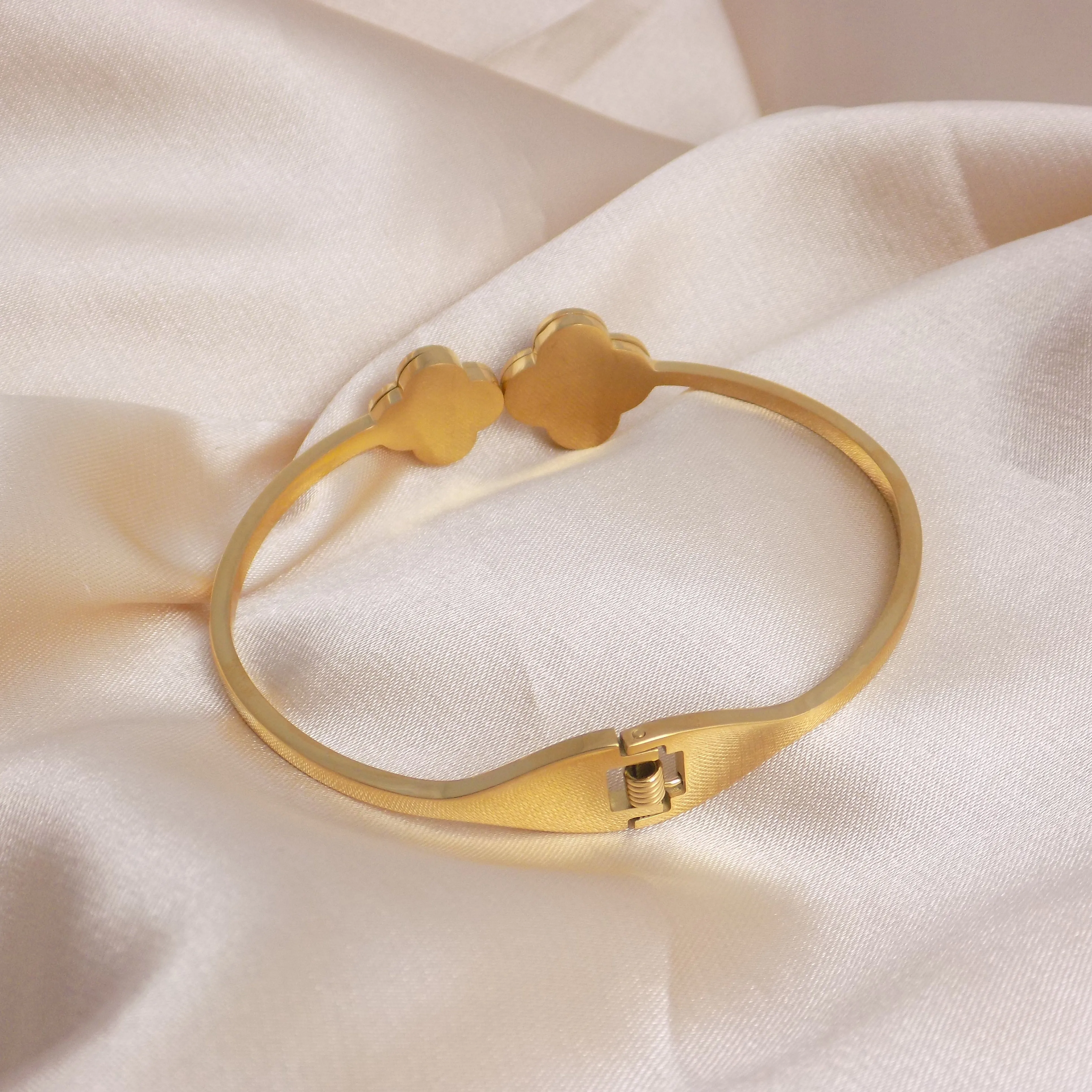 Black And White Clover Bangle Bracelet 18K Gold Stainless Steel - Modern Trendy Jewelry