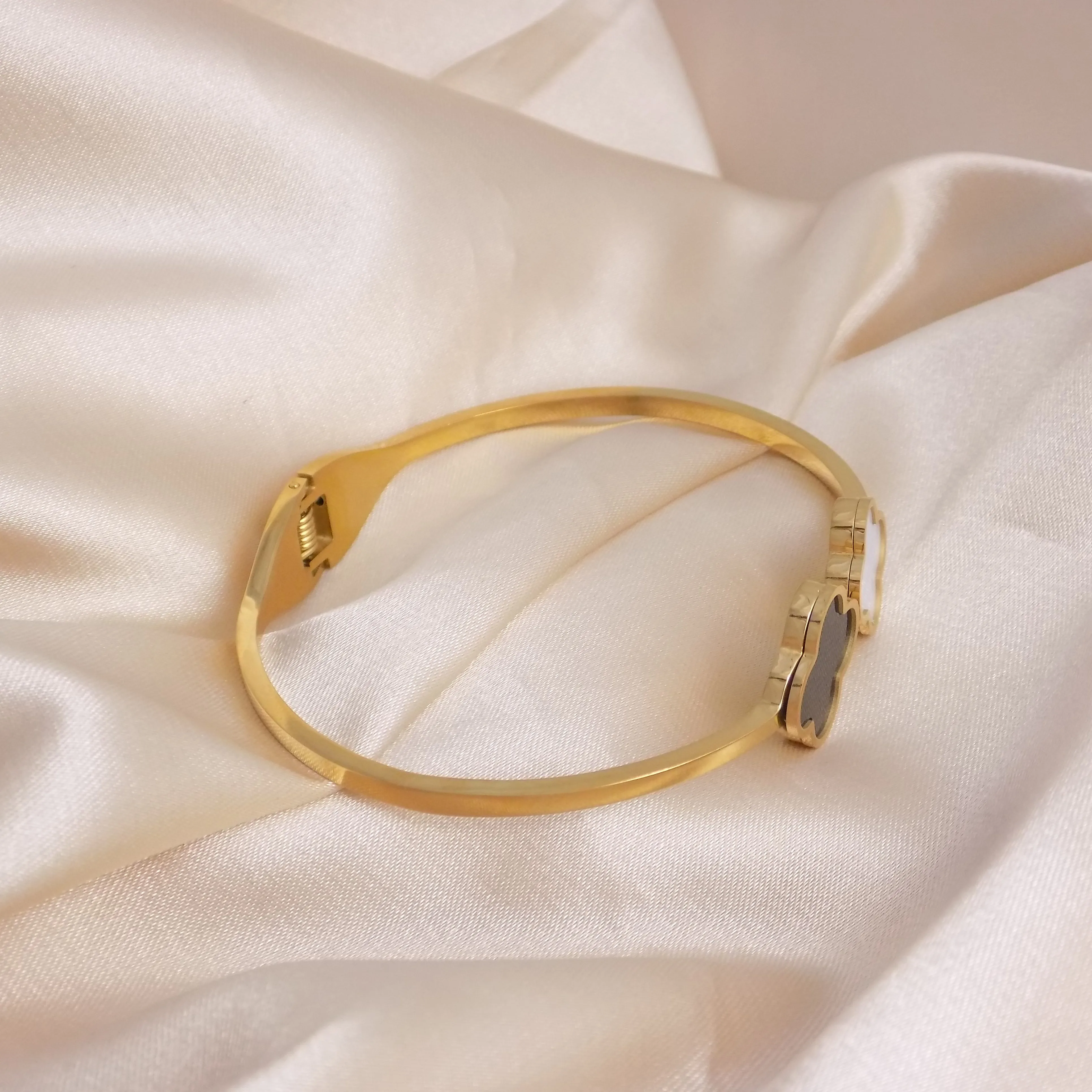 Black And White Clover Bangle Bracelet 18K Gold Stainless Steel - Modern Trendy Jewelry