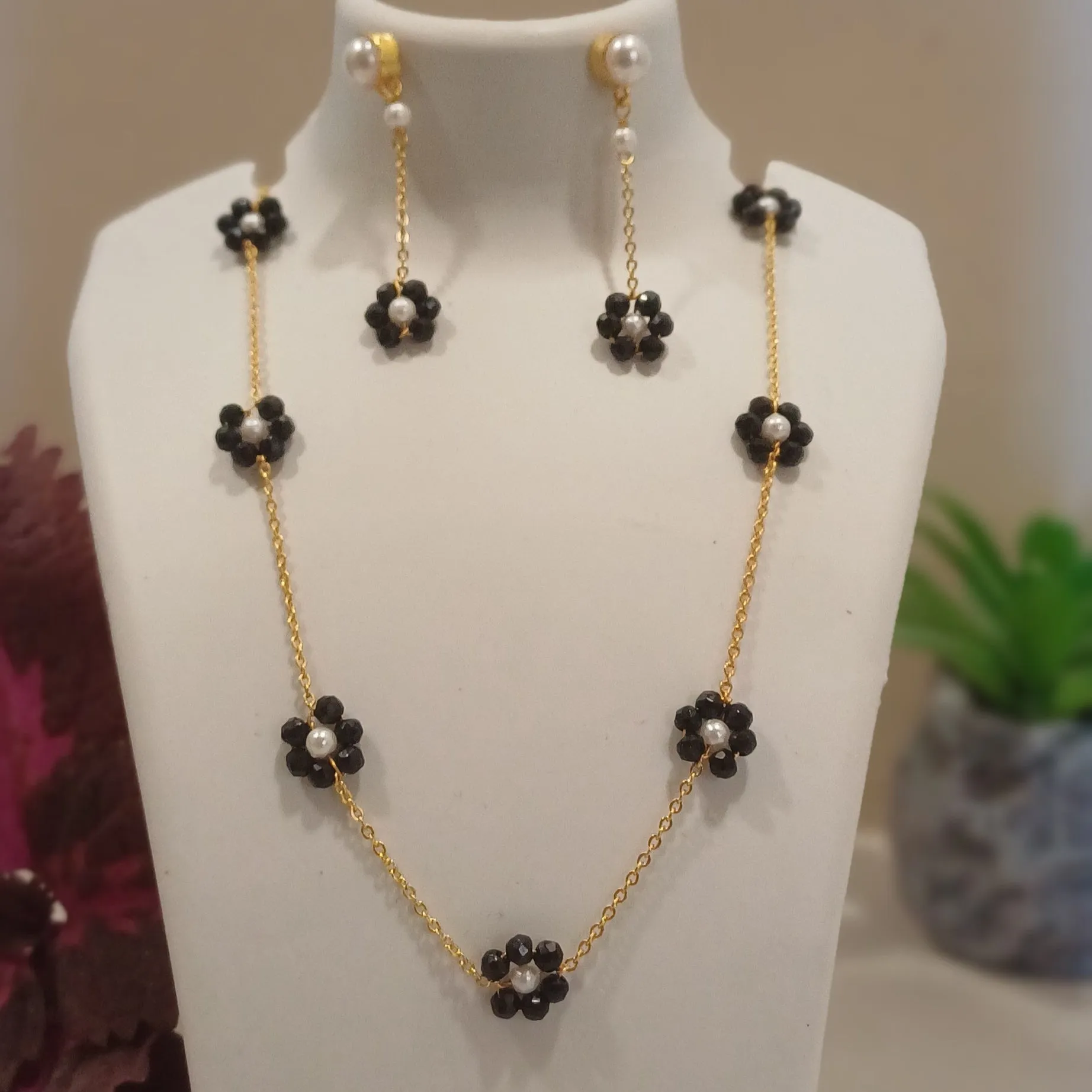 Black flowers golden chain with matching earrings_anti tarnish_lightweight