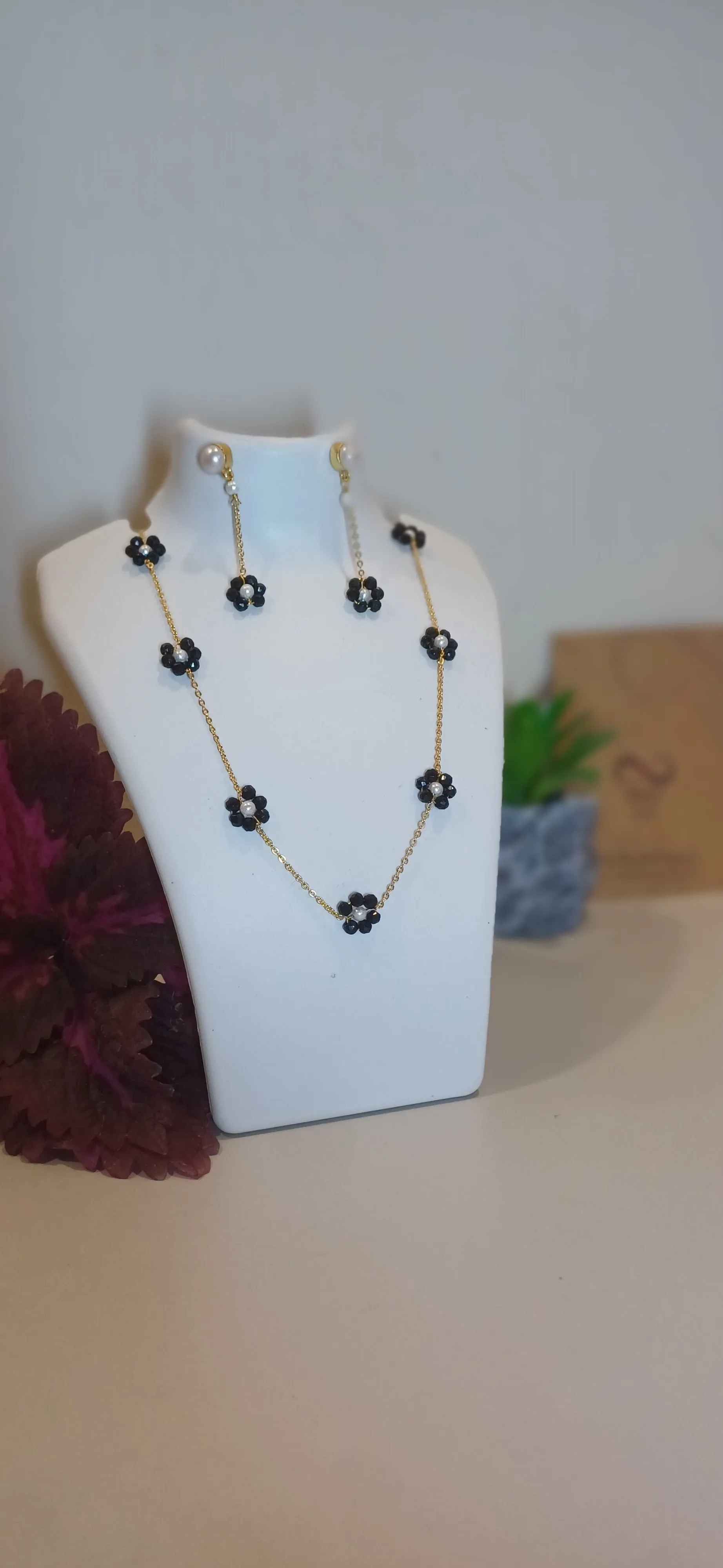 Black flowers golden chain with matching earrings_anti tarnish_lightweight