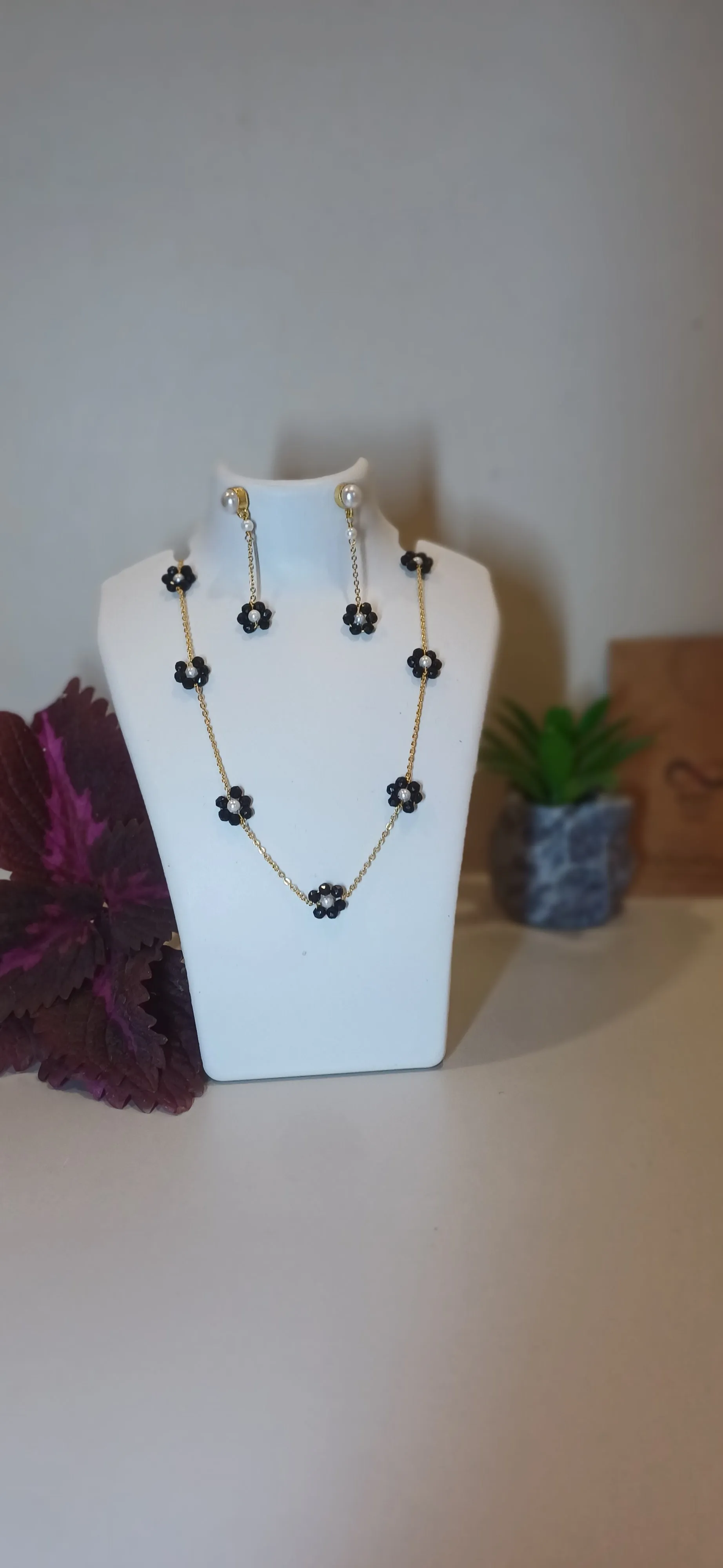 Black flowers golden chain with matching earrings_anti tarnish_lightweight