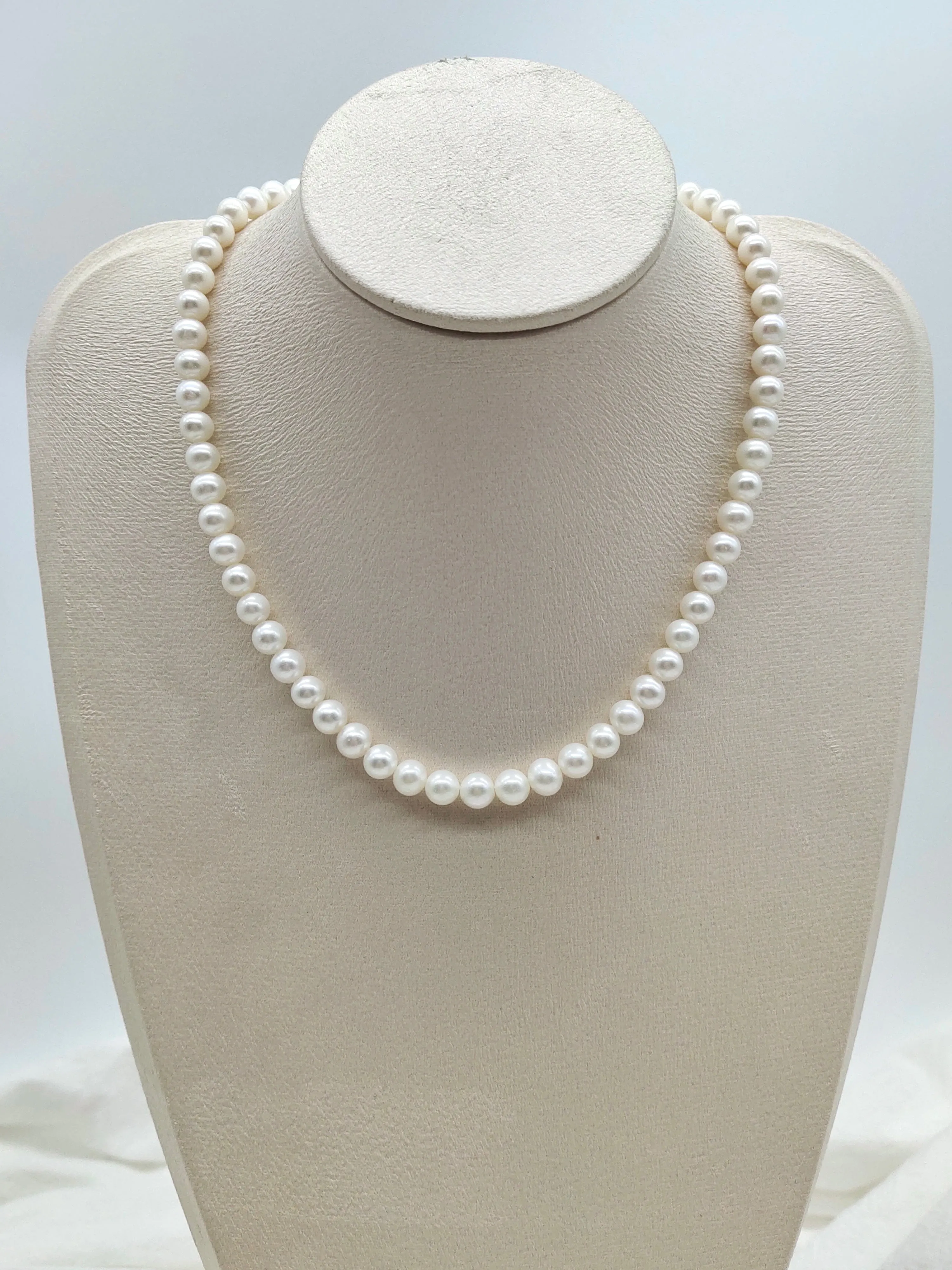 CLASSIC FRESHWATER ROUND PEARL NECKLACE