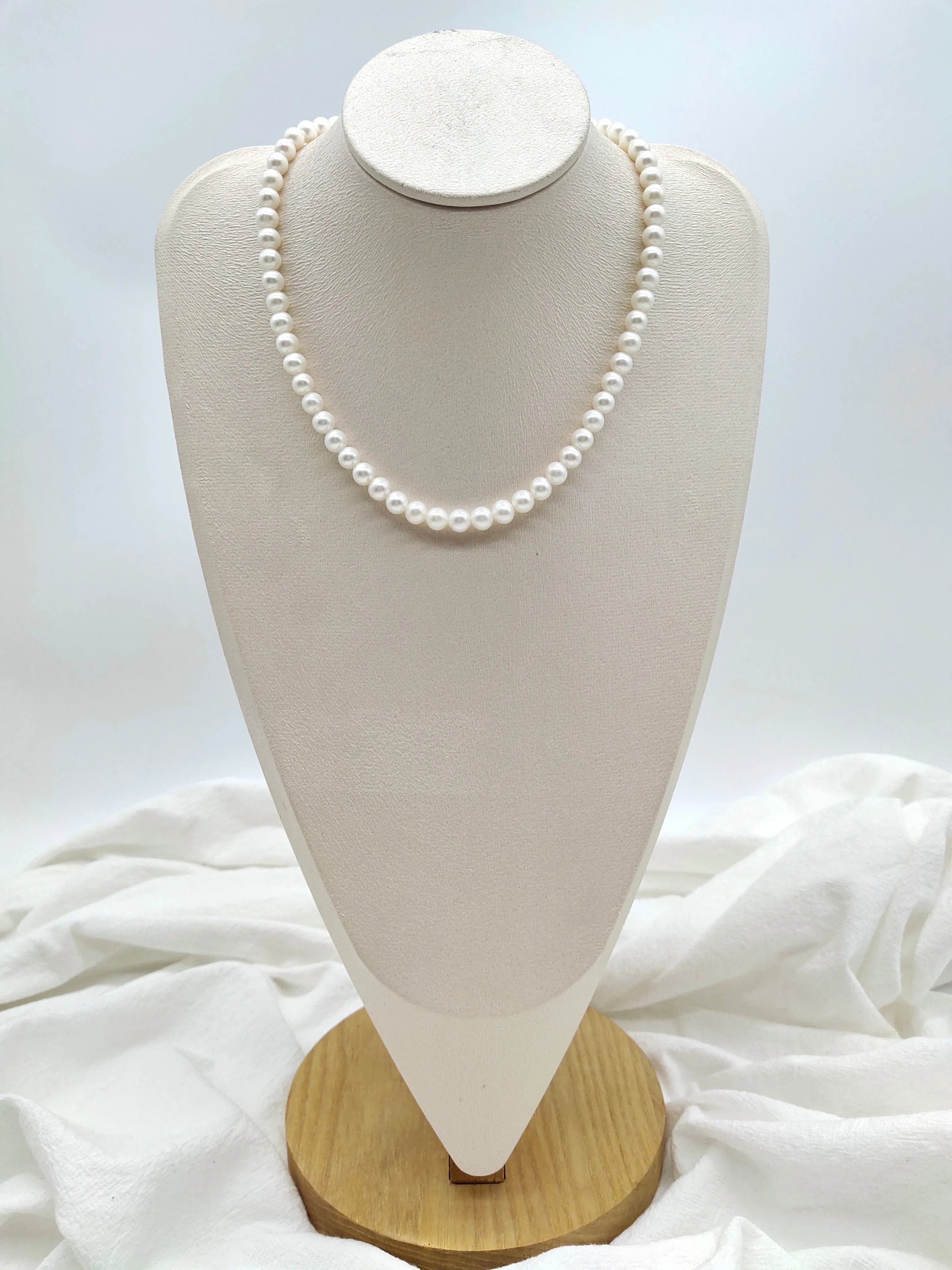 CLASSIC FRESHWATER ROUND PEARL NECKLACE