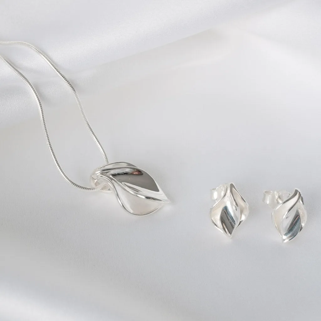 Ellie Double Petal Pendant Necklace
