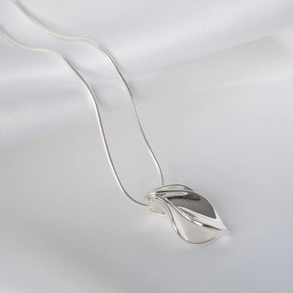 Ellie Double Petal Pendant Necklace