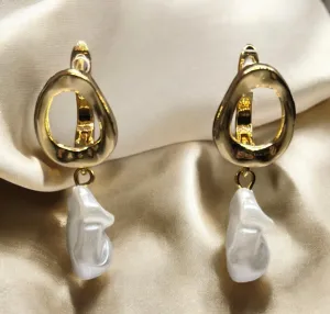 Pearl - Gold dangle earrings with baroque pearl | textured metal earrings | minimalist pearl earrings | Korean style bridal wedding earrings
