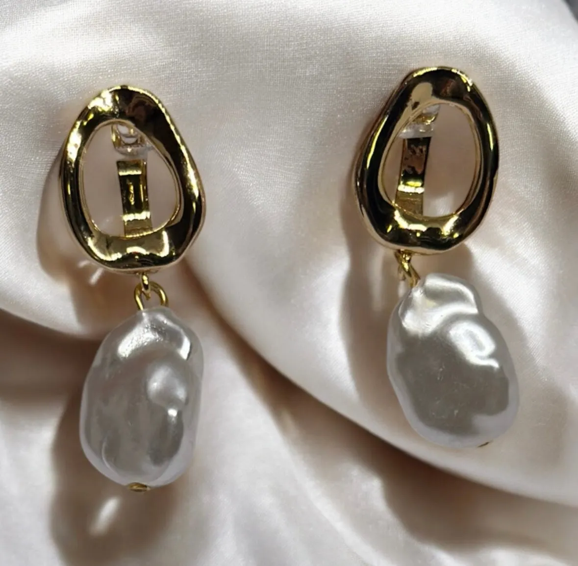 Pearl - Gold dangle earrings with baroque pearl | textured metal earrings | minimalist pearl earrings | Korean style bridal wedding earrings