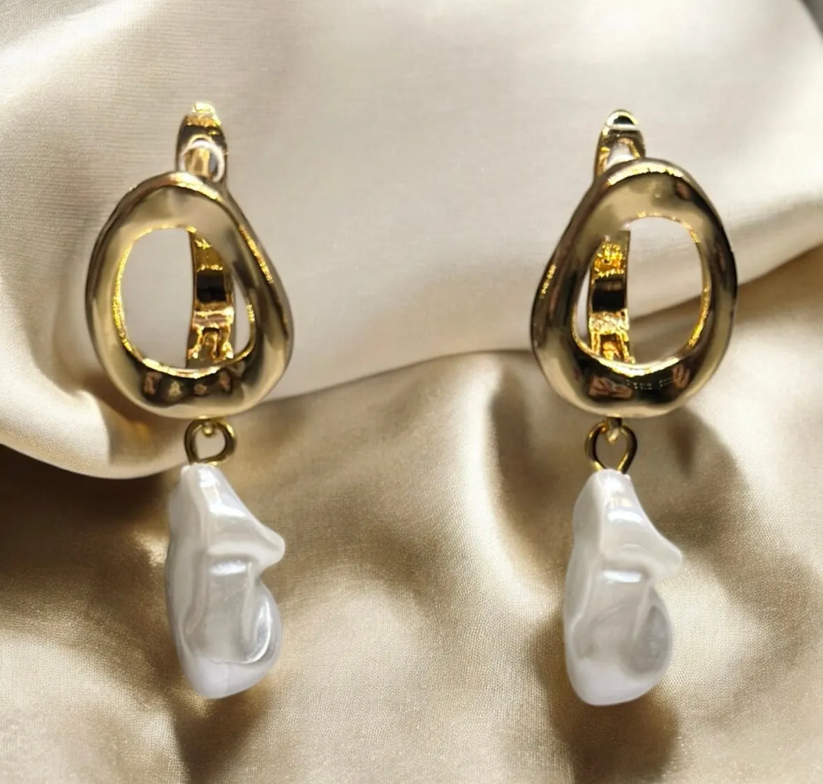 Pearl - Gold dangle earrings with baroque pearl | textured metal earrings | minimalist pearl earrings | Korean style bridal wedding earrings