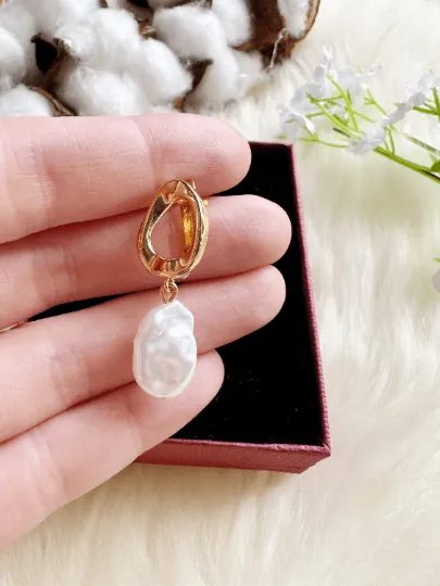 Pearl - Gold dangle earrings with baroque pearl | textured metal earrings | minimalist pearl earrings | Korean style bridal wedding earrings