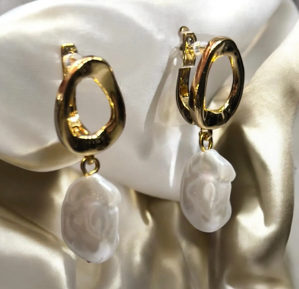 Pearl - Gold dangle earrings with baroque pearl | textured metal earrings | minimalist pearl earrings | Korean style bridal wedding earrings