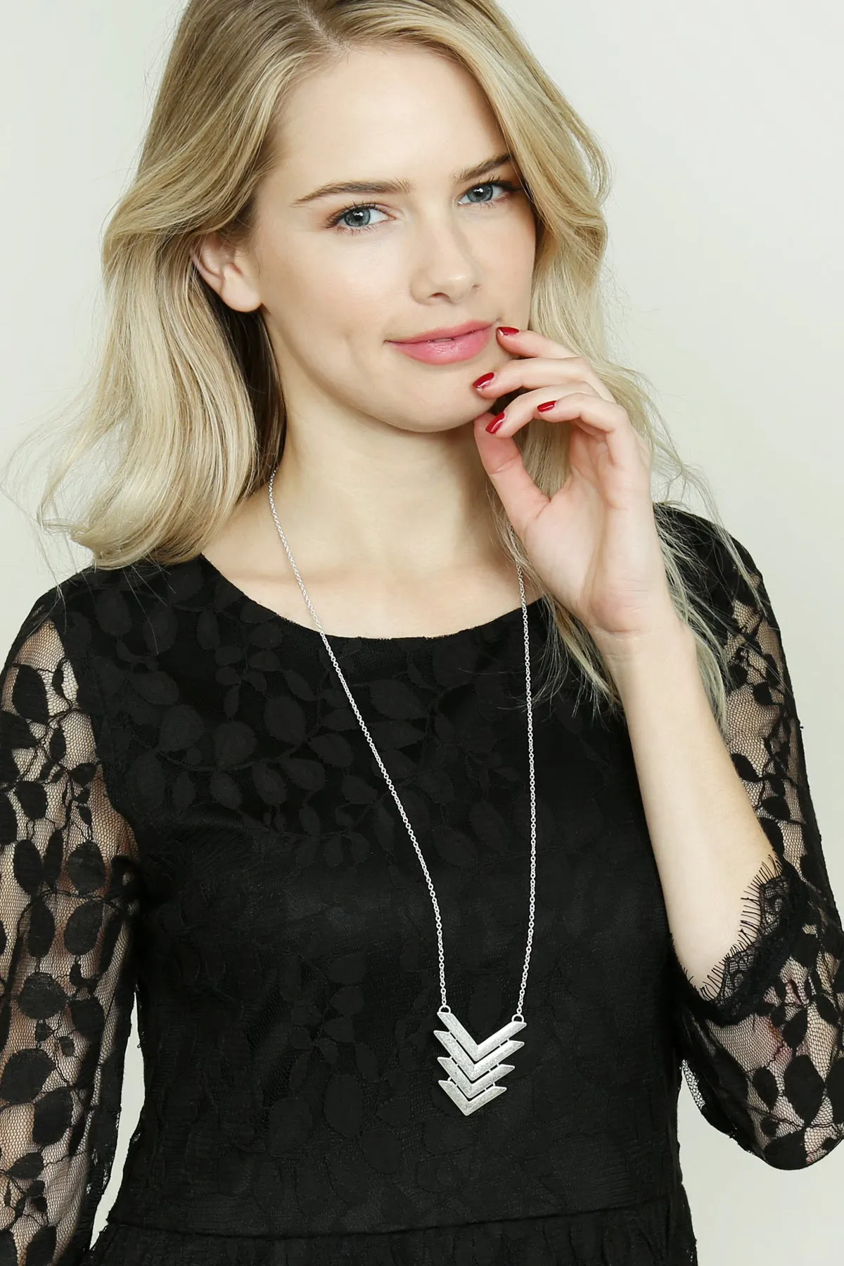 PNA177 - FOUR LINE TAPERED CHEVRON PENDANT NECKLACES
