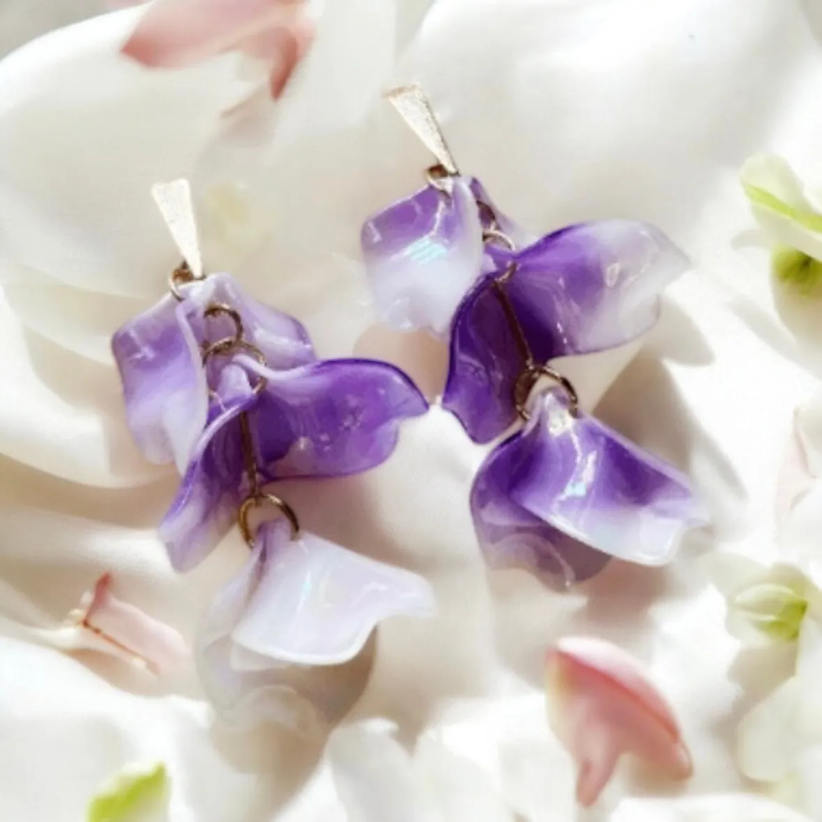 Purple - Lilac purple shinny flower earrings | pearlescent petals | bridal party wedding earrings | golden geometric floral earrings