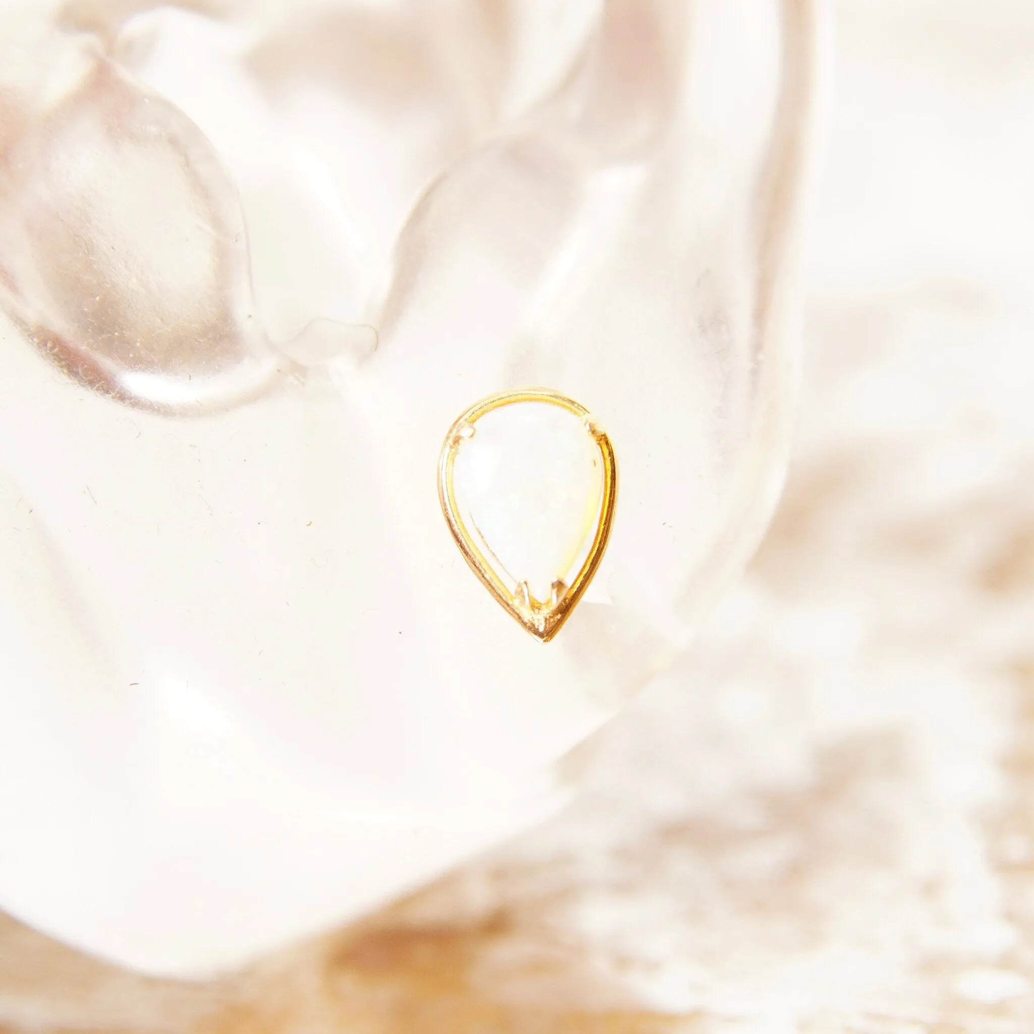Vintage 14K Gold Teardrop Opal Halo Stud Earrings, Minimalist Studs, White Opal Gemstone, Dainty Gold Earrings, Pear-Shaped Studs, 10mm