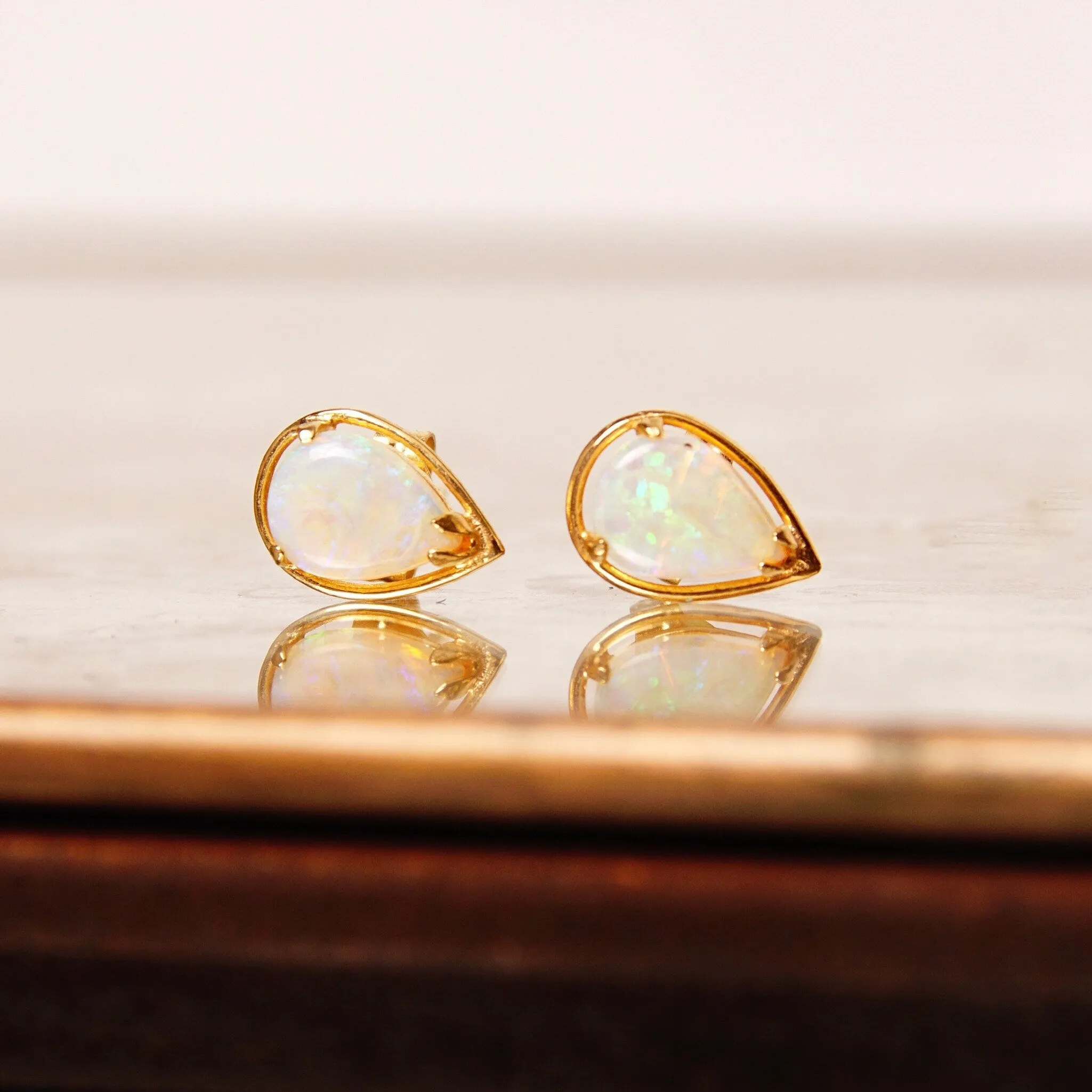 Vintage 14K Gold Teardrop Opal Halo Stud Earrings, Minimalist Studs, White Opal Gemstone, Dainty Gold Earrings, Pear-Shaped Studs, 10mm