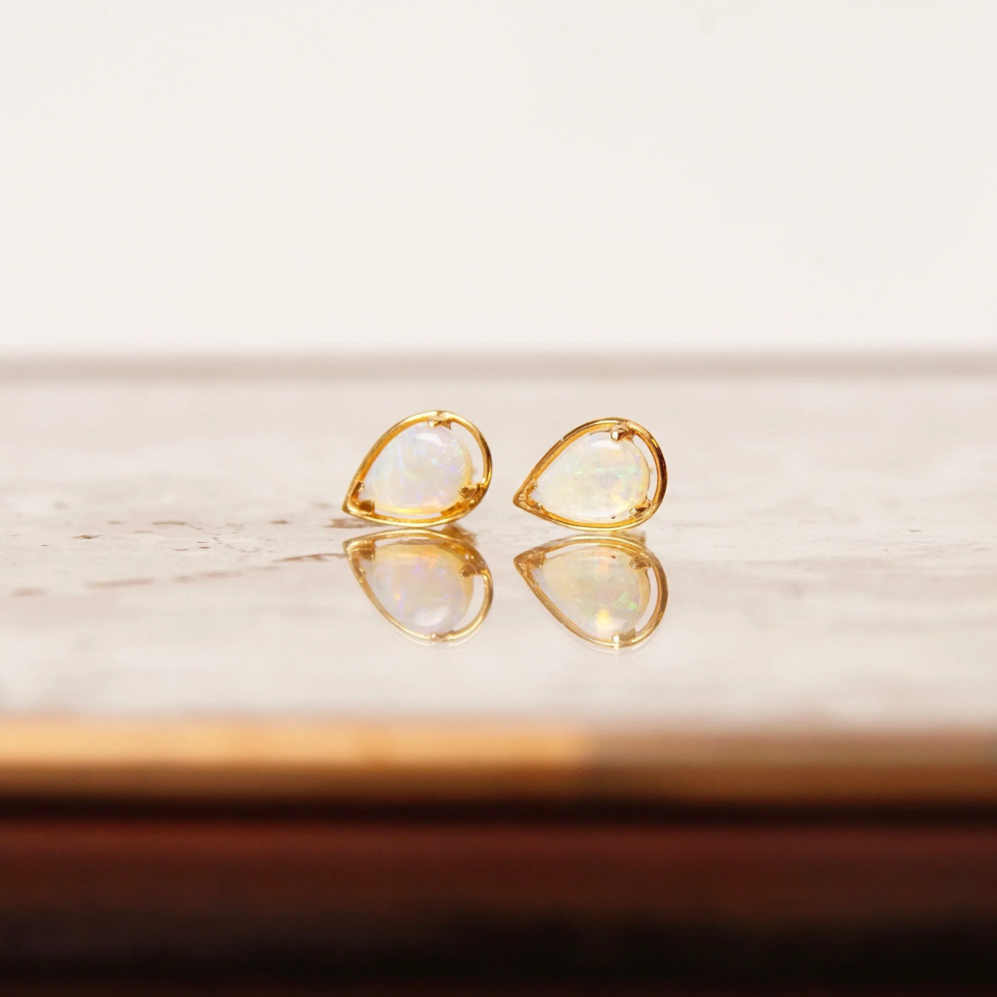 Vintage 14K Gold Teardrop Opal Halo Stud Earrings, Minimalist Studs, White Opal Gemstone, Dainty Gold Earrings, Pear-Shaped Studs, 10mm