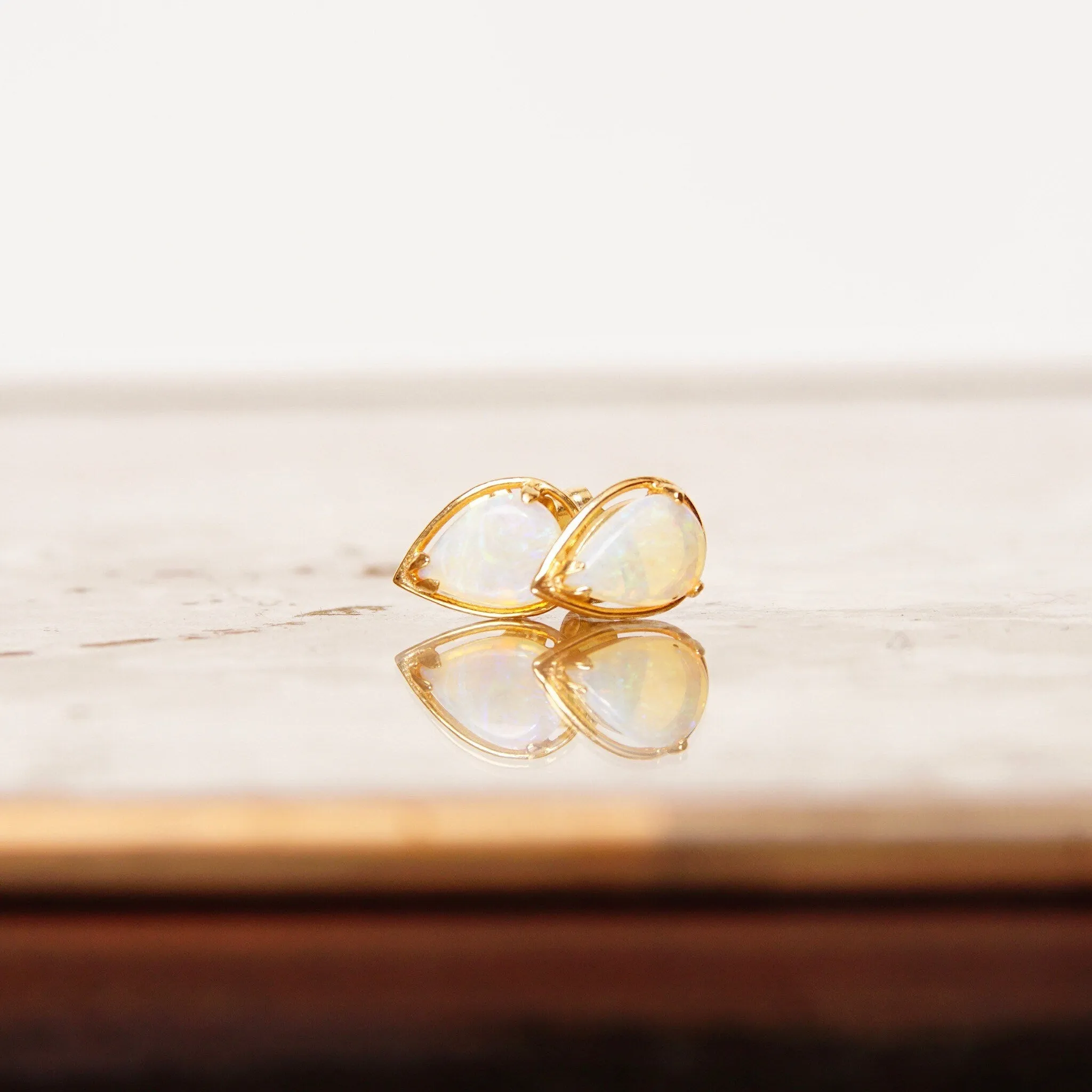 Vintage 14K Gold Teardrop Opal Halo Stud Earrings, Minimalist Studs, White Opal Gemstone, Dainty Gold Earrings, Pear-Shaped Studs, 10mm