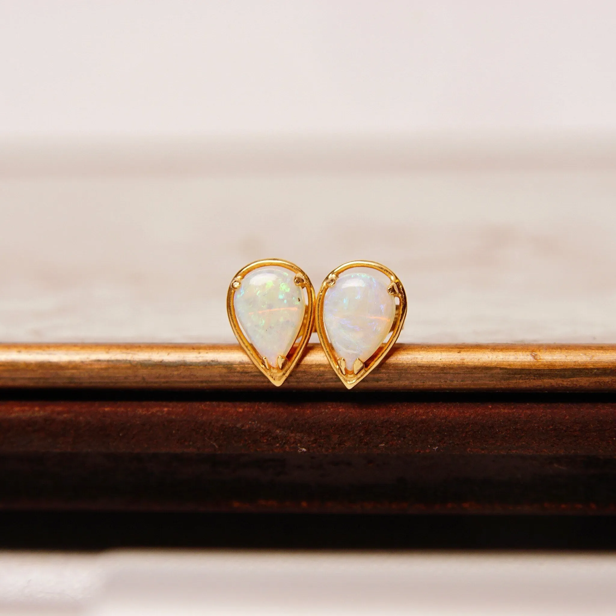 Vintage 14K Gold Teardrop Opal Halo Stud Earrings, Minimalist Studs, White Opal Gemstone, Dainty Gold Earrings, Pear-Shaped Studs, 10mm