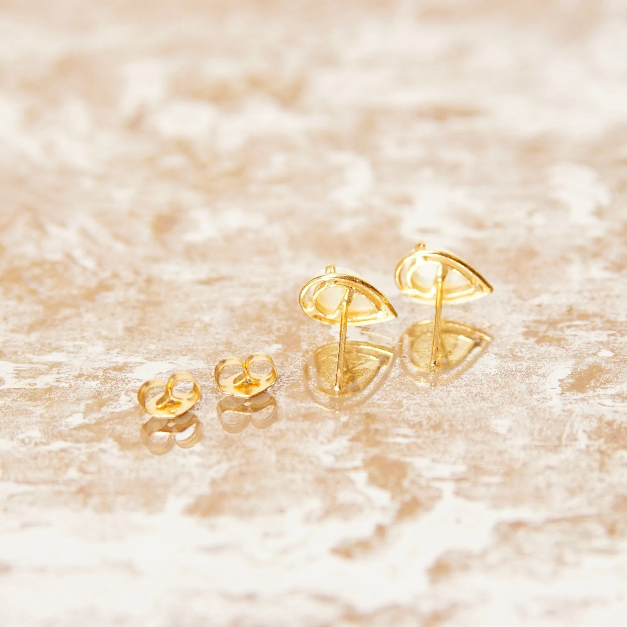 Vintage 14K Gold Teardrop Opal Halo Stud Earrings, Minimalist Studs, White Opal Gemstone, Dainty Gold Earrings, Pear-Shaped Studs, 10mm