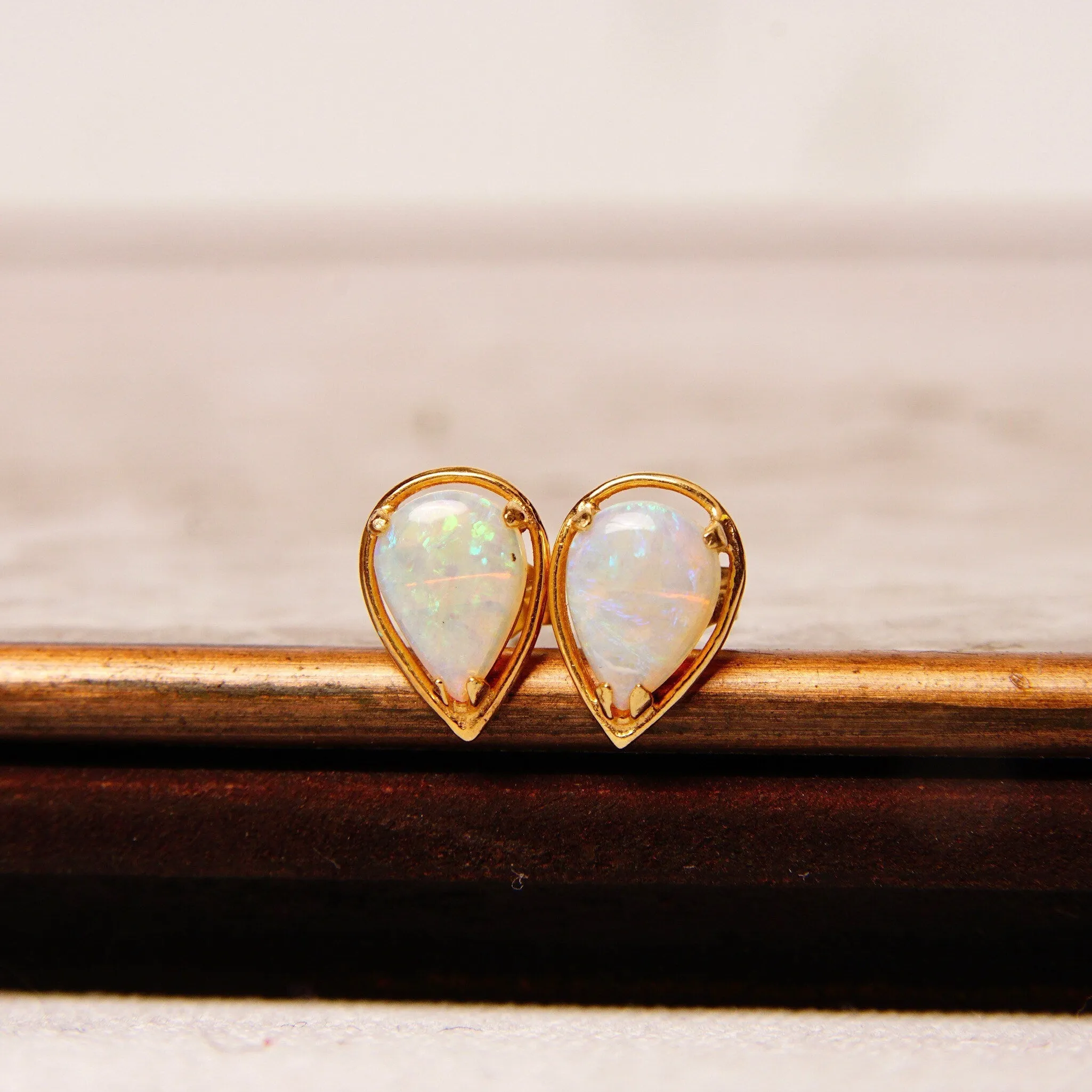 Vintage 14K Gold Teardrop Opal Halo Stud Earrings, Minimalist Studs, White Opal Gemstone, Dainty Gold Earrings, Pear-Shaped Studs, 10mm
