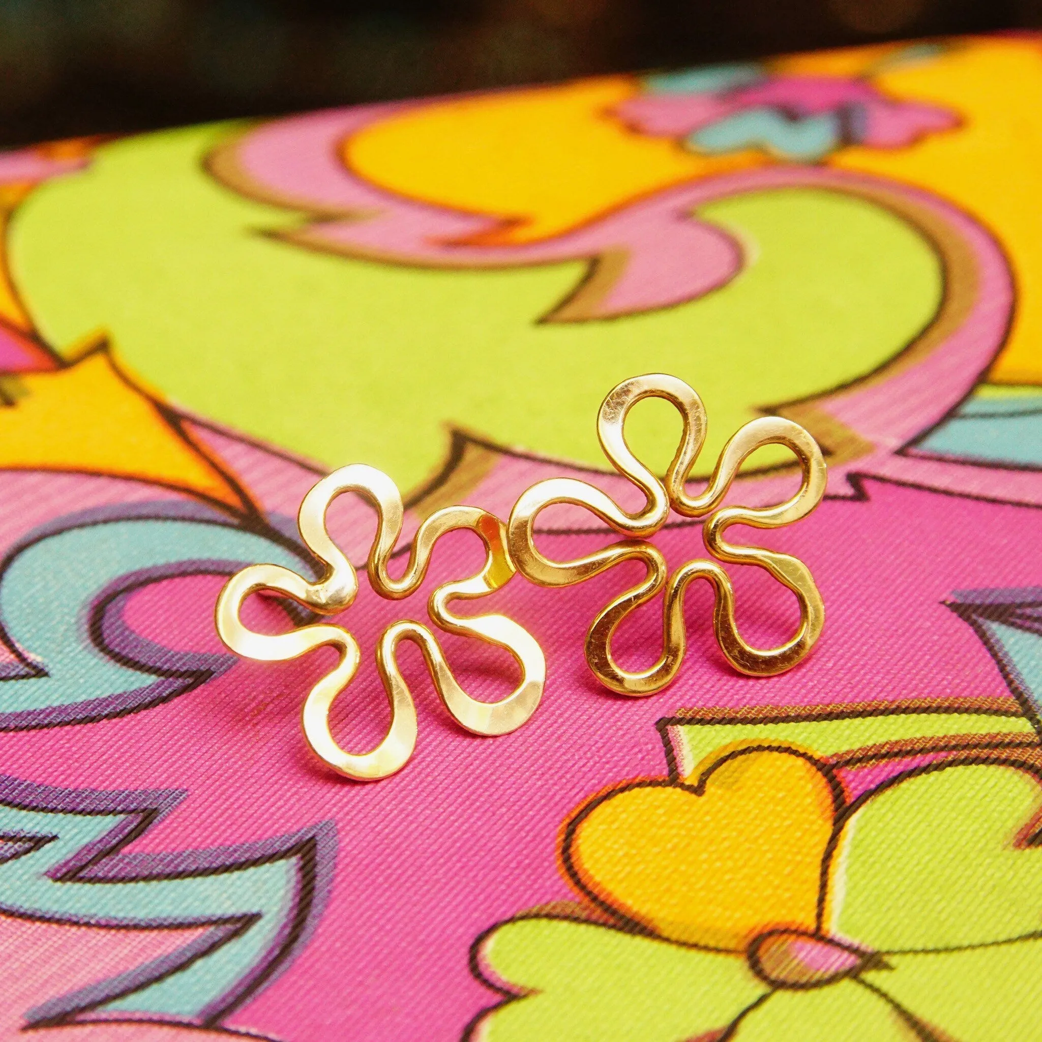 Vintage Minimalist 14K Gold Flower Silhouette Stud Earrings, Hammered Gold Studs, Spongebob Flower Earrings, Cute 585 Accessories, 16.5mm