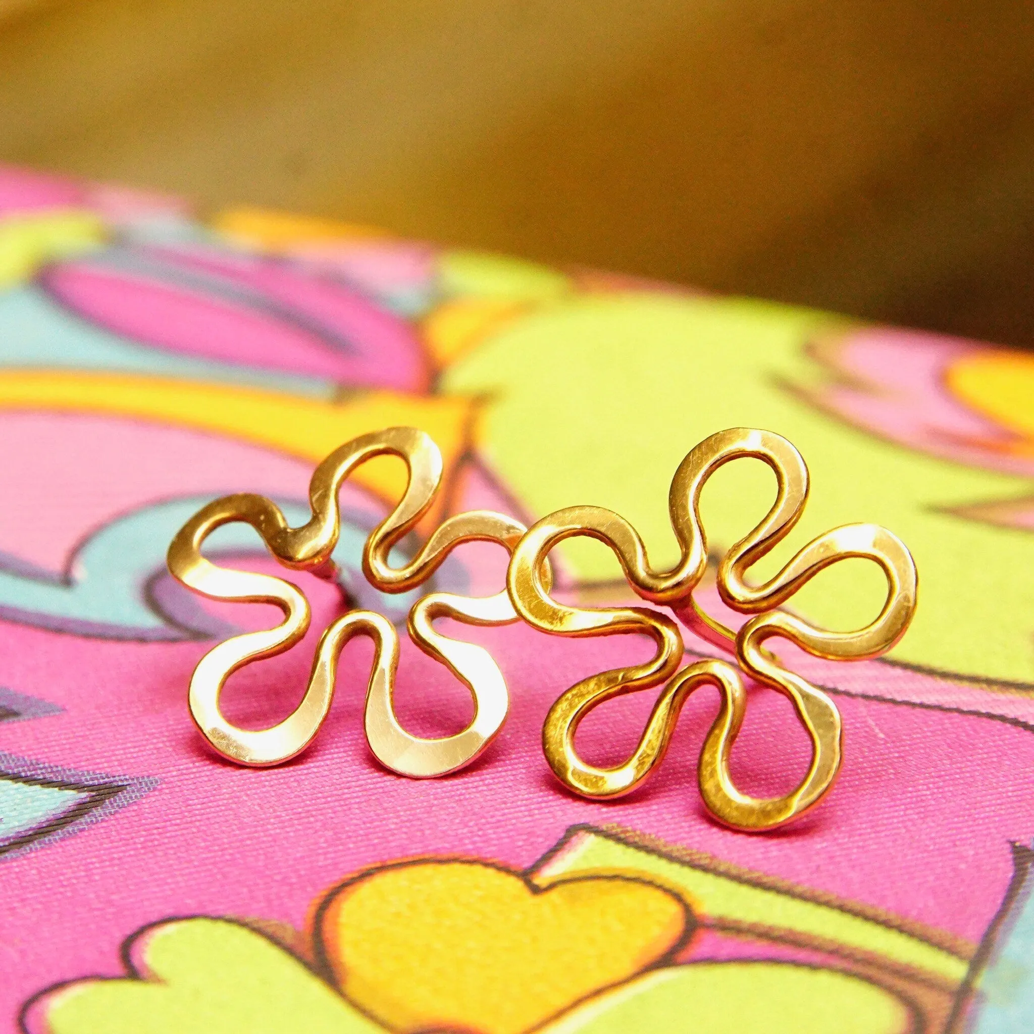 Vintage Minimalist 14K Gold Flower Silhouette Stud Earrings, Hammered Gold Studs, Spongebob Flower Earrings, Cute 585 Accessories, 16.5mm