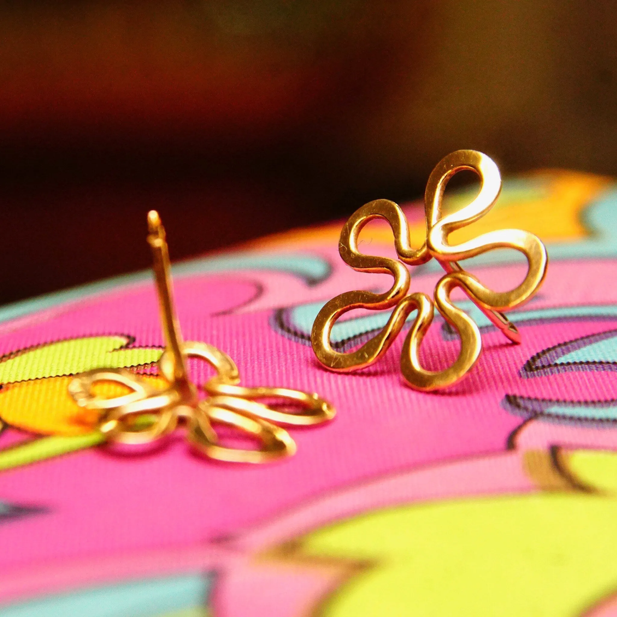 Vintage Minimalist 14K Gold Flower Silhouette Stud Earrings, Hammered Gold Studs, Spongebob Flower Earrings, Cute 585 Accessories, 16.5mm