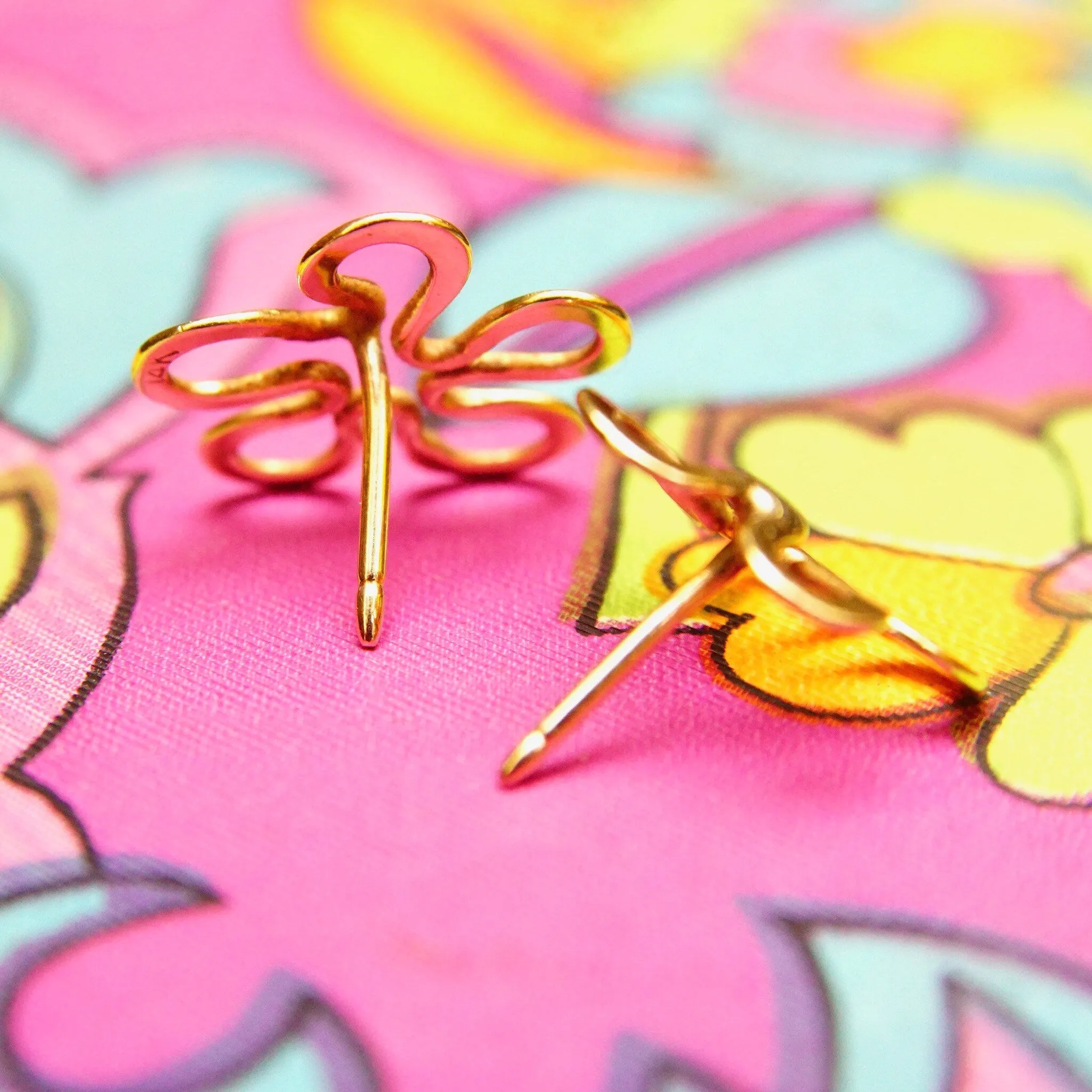 Vintage Minimalist 14K Gold Flower Silhouette Stud Earrings, Hammered Gold Studs, Spongebob Flower Earrings, Cute 585 Accessories, 16.5mm