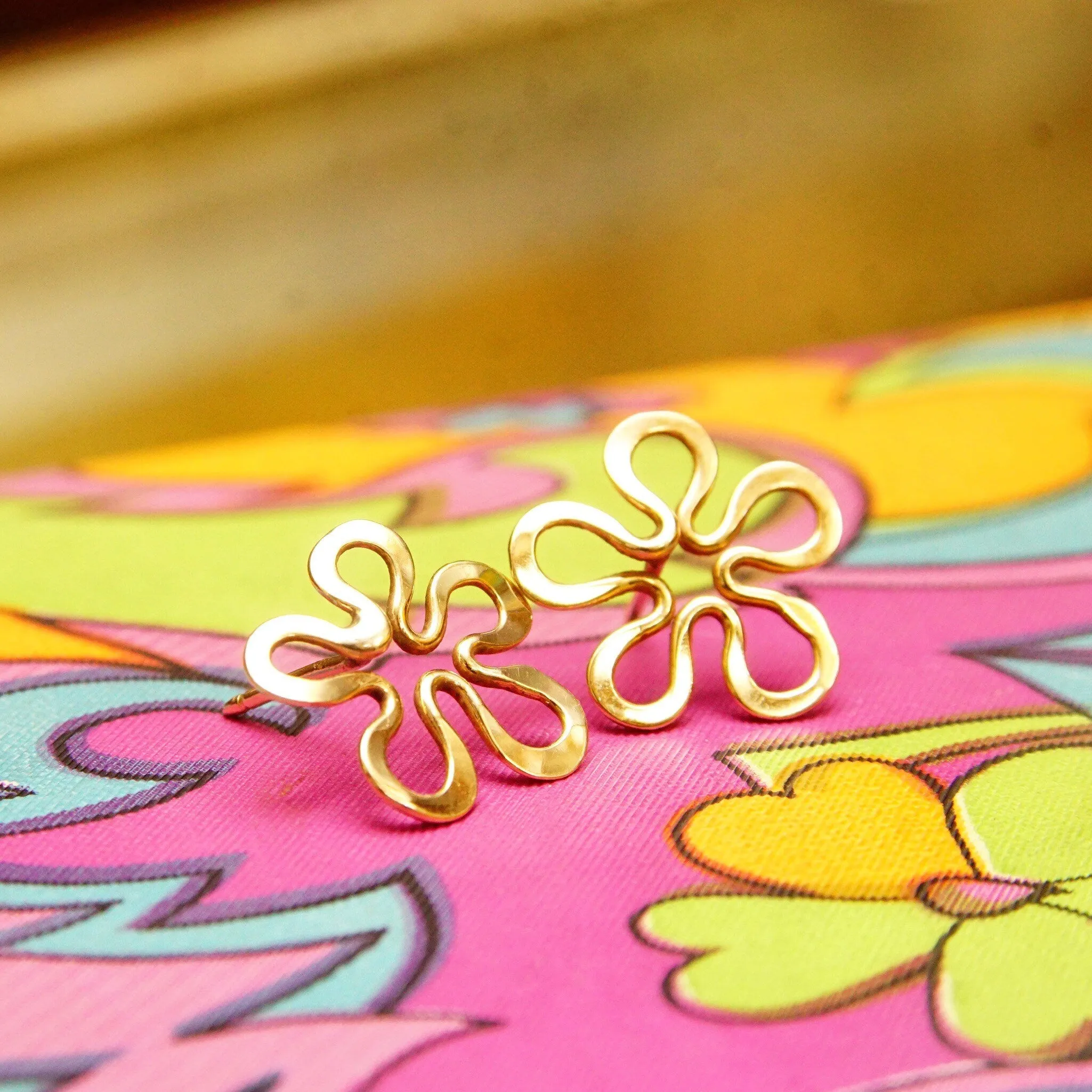 Vintage Minimalist 14K Gold Flower Silhouette Stud Earrings, Hammered Gold Studs, Spongebob Flower Earrings, Cute 585 Accessories, 16.5mm